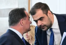 Εξυπνακισμοί κυβερνητικού εκπροσώπου και Αδωνι για την έφοδο τους ΣΔΟΕ στο Σύλλογο Τεμπών