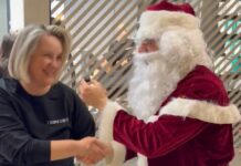 Πασίγνωστος πολιτικός ντύθηκε Αγιος Βασίλης – Μαντέψτε πόσοι τον αναγνώρισαν