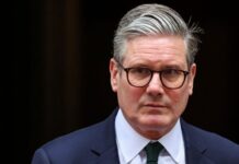 Στην Βρετανία του διεστραμμένου Στάρμερ, πατέρας διώκεται επειδή εντόπισε και περιποιήθηκε ανώμαλο που παρενοχλούσε τα παιδιά του μέσα στην αυλή του σπιτιού τους