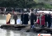 Θεοφάνεια στη Σκαφιδιά: Έπιασαν μαζί το Σταυρό