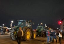 Οι Γάλλοι αγρότες κατάφεραν να ξεγελάσουν τις γαλλικές αρχές και να φέρουν στο Παρίσι περισσότερα από 350 τρακτέρ