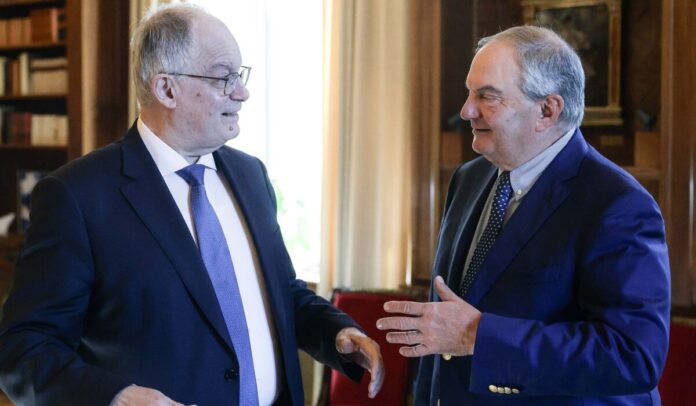 ΣΥΝΑΝΤΗΣΗ ΤΟΥ ΠτΔ ΚΩΣΤΑ ΤΑΣΟΥΛΑ ΜΕ ΤΟΝ ΠΡΩΗΝ ΠΡΩΘΥΠΟΥΡΓΟ ΚΩΣΤΑ ΚΑΡΑΜΑΝΛΗ (ΘΟΔΩΡΗΣ ΜΑΝΩΛΟΠΟΥΛΟΣ/ΓΡΑΦΕΙΟ ΤΥΠΟΥ ΠΡΟΕΔΡΙΑΣ ΤΗΣ ΔΗΜΟΚΡΑΤΙΑΣ/EURO